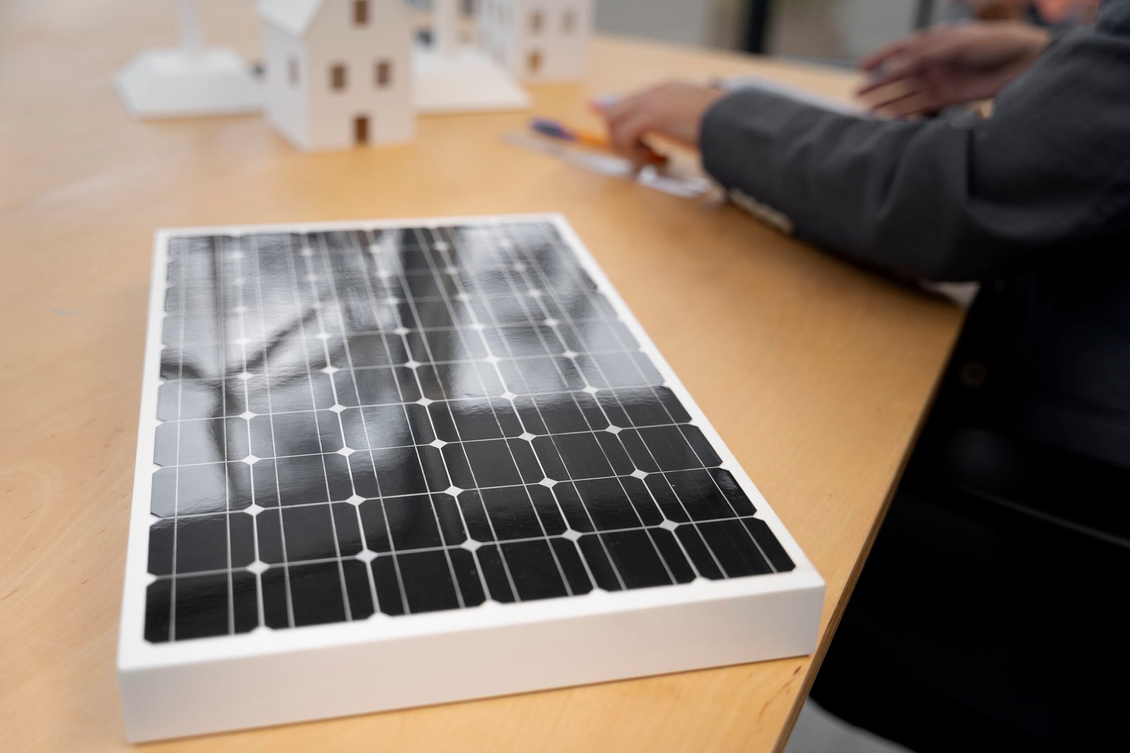 homme-d-affaires-planifiant-des-energies-alternatives